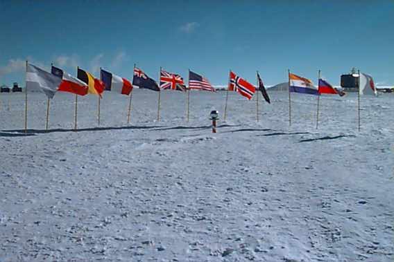 Kutub Selatan dikelilingi oleh bendera negara-negara yang menjajahnya